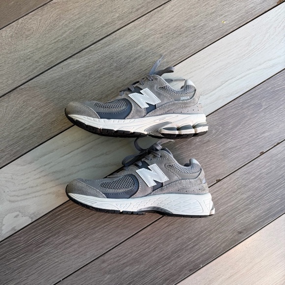 New Balance 2002R Big Kids Shoes - Picture 4 of 7